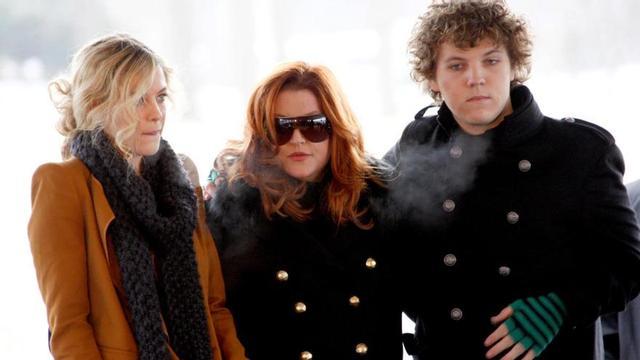 Benjamin Keough, con su familia.