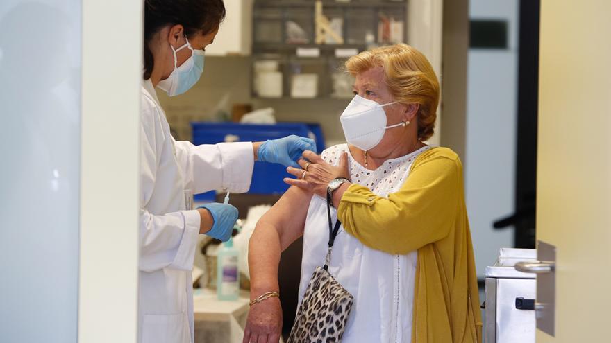 Primeros cordobeses vacunados con Janssen: una única dosis "para tener libertad"