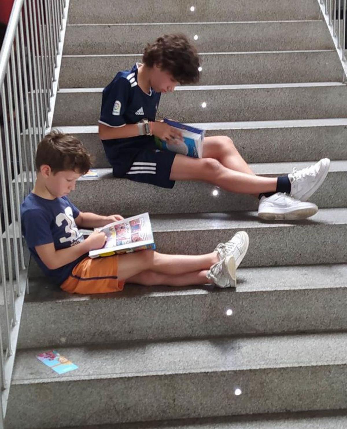 Momento de lectura de Blai Fernández, junto a hermano pequeño. | // CEDIDA