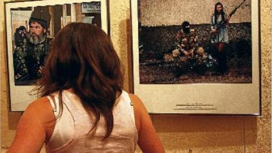 Una visitant observa les fotografies d&#039;una de les exposicions distribuïdes per diferents indrets de la ciutat