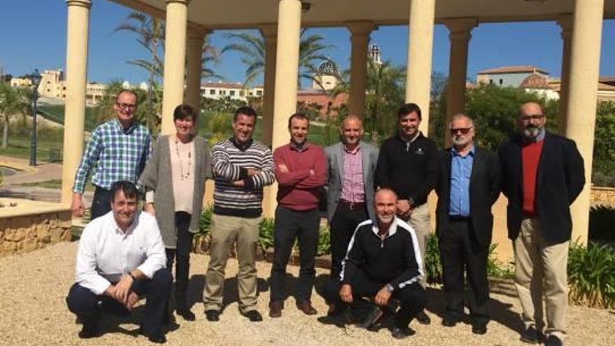 De izquierda a derecha: Andre Schwarzkopf (Alenda),&amp;nbsp;Eva de la Cuadra (Alicante Golf), Salvador Lucas (La Finca, Las Ramblas y Villamartin), Ángel Llopes (gerente ACGCB), Juan Moragues (Ifach), Jaime Ibáñez (Lo Romero), Ángel Duran (Meliá Villaitana), Luis Méndez (bonalba). Agachados; Jose Arconada (Javea), Pascual Jiménez (La Marquesa).