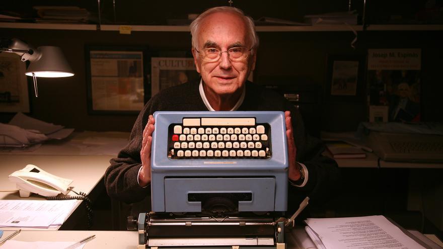 Josep Maria Espinàs, con su Olivetti (2008).