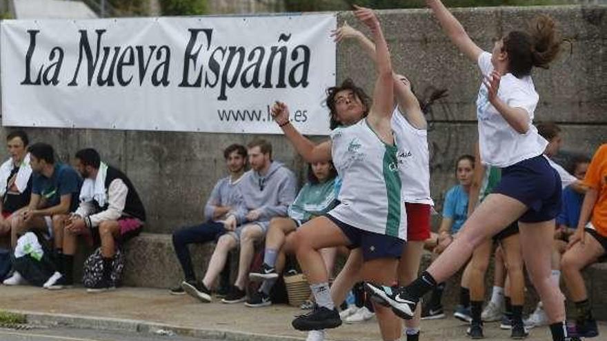 Uno de los partidos disputados en el puerto viejo de Luanco.