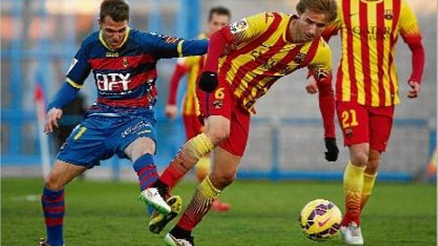 Jesús Imaz pressiona Sergi Samper en una acció del triomf contra el Barça B de la temporada passada (1-0).