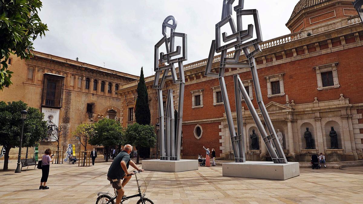 El artista Julian Opie y 
Hortensia Herrero, ayer, en La 
Nau.  Miguel ángel montesinos