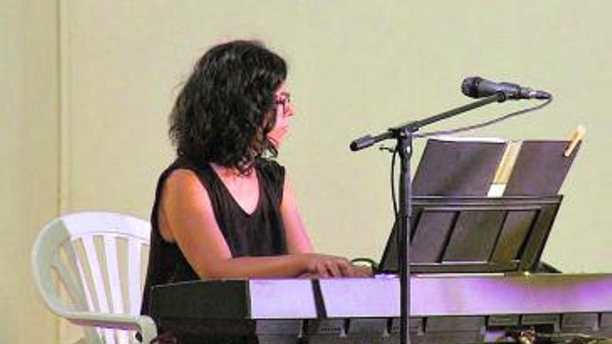 Cati Marí amb el piano a l’escenari de Sant Josep.  | AJUNTAMENT DE SANT JOSEP