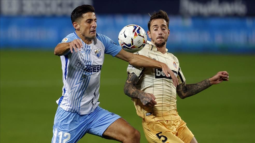 Chavarría disputando un balón con Calero, en el Málaga-Espanyol de la primera vuelta