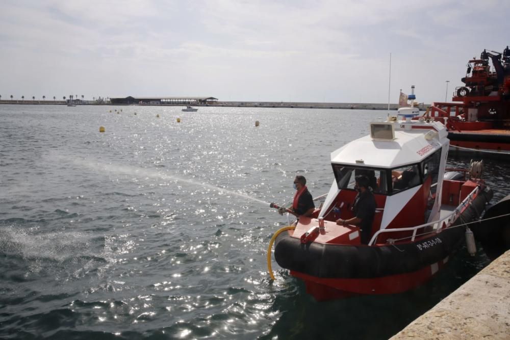 La dotación de los Bomberos cuenta con una motobomba capaz de suministrar 400 litros de agua, llega hasta los 38 nudos y es insumergible.