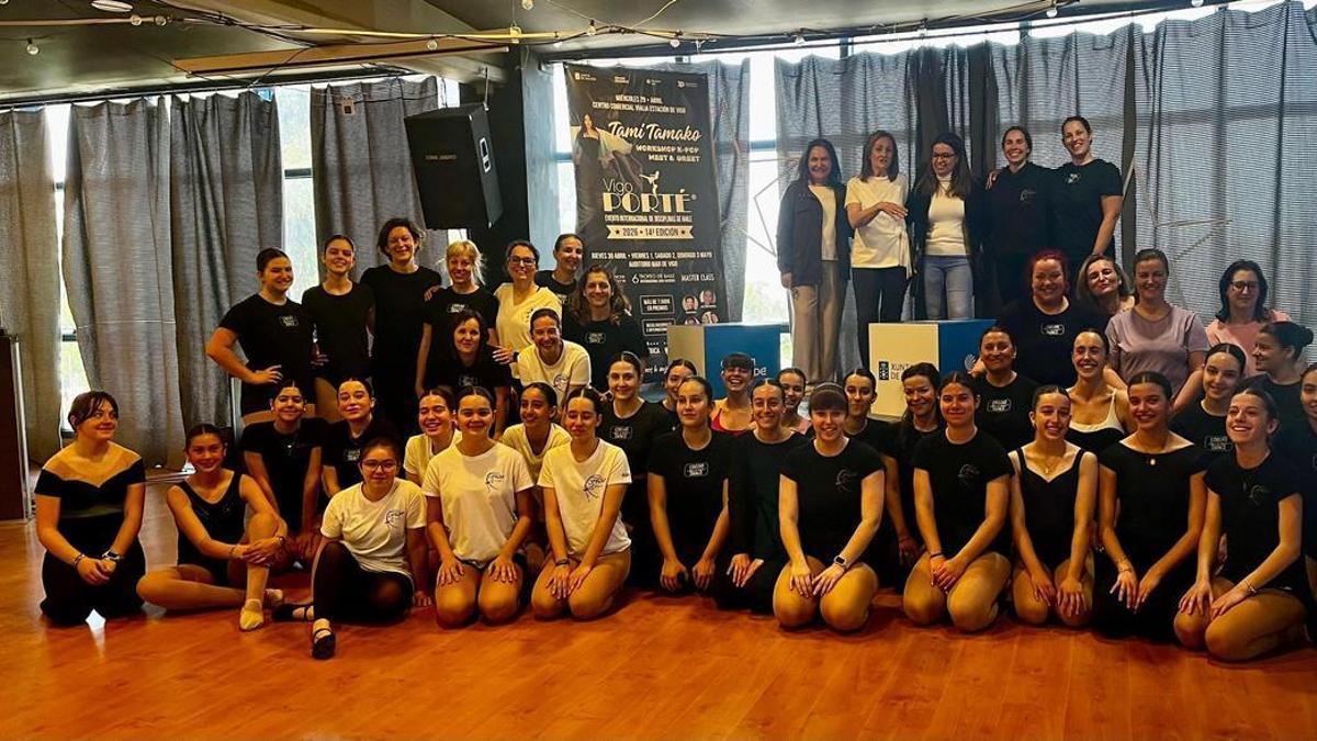 La delegada de la Xunta en Vigo, Ana Ortiz, y la vicepresidenta de la Diputación, Luisa Sánchez, visitan un ensayo de Vigo Porté.