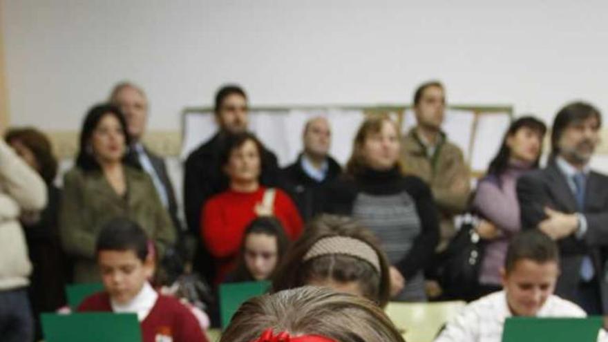 Una alumna utiliza su ordenador portátil en clase.