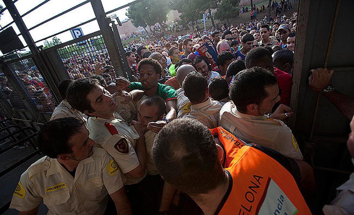 Els aficionats forcegen amb els guàrdies de seguretat per entrar al Camp Nou