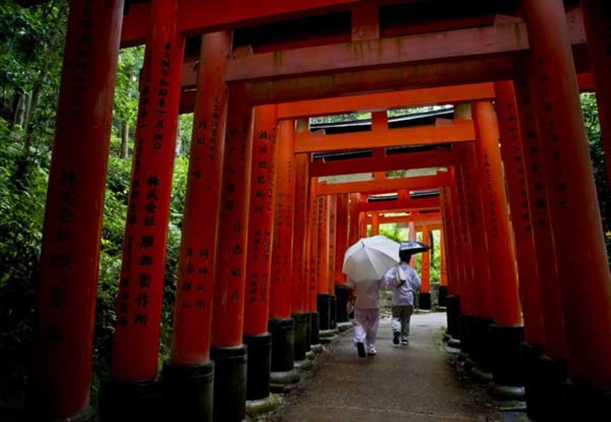 El santuario de Fushimi Inari es conocido por sus puertas naranjas y por sus "kitsune" que guardan al santuario.