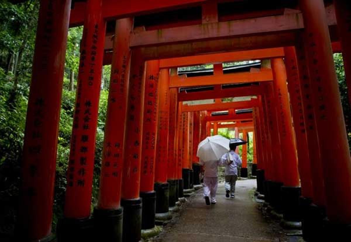 El santuario de Fushimi Inari es conocido por sus puertas naranjas y por sus &quot;kitsune&quot; que guardan al santuario.