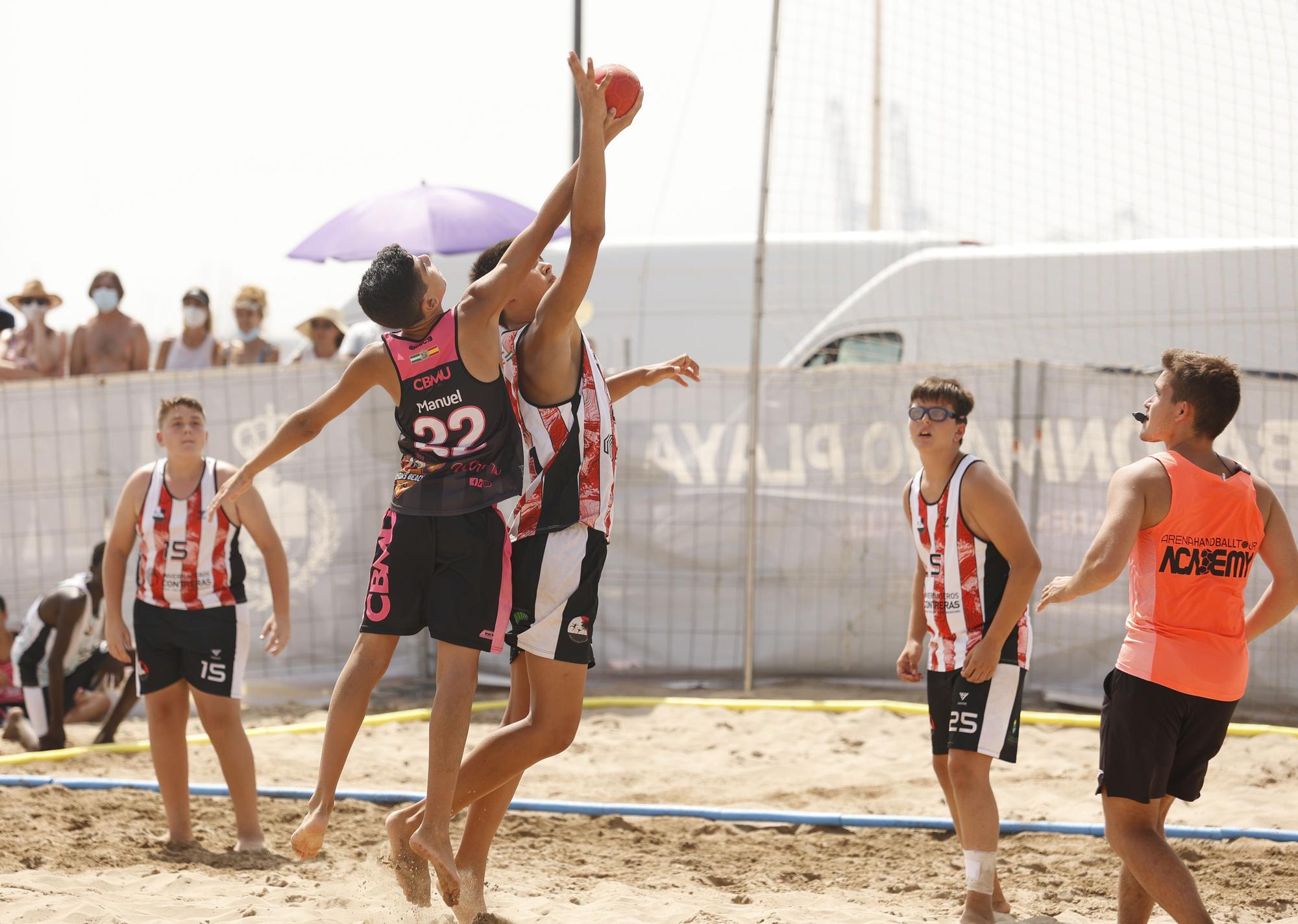 La Malva-rosa acoge la espectaculariad del balonmano playa