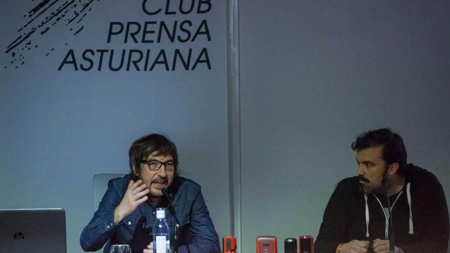 De izquierda a derecha, Jorge Díaz y Javier Ikaz, ayer, en el Club Prensa Asturiana de LA NUEVA ESPAÑA.