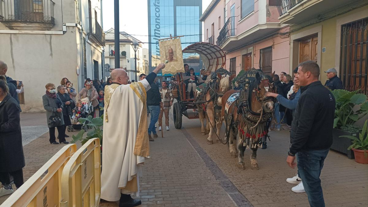 El párroco local Francisco Francés bendijo a los animales en el pasacalle.