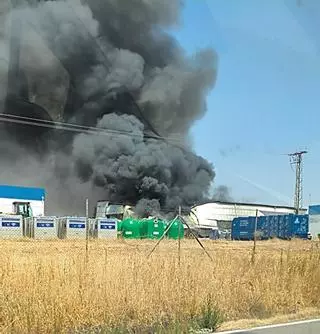 La nueva planta de residuos de Dos Torres, paralizada por el incendio mientras la Diputación evalúa los daños
