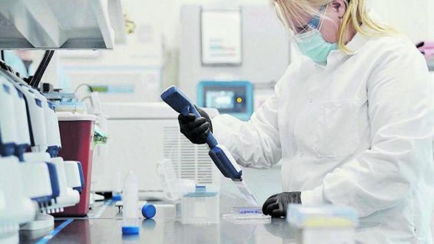 Una científica trabaja con la vacuna de Moderna en el laboratorio. |   // EUROPA PRESS