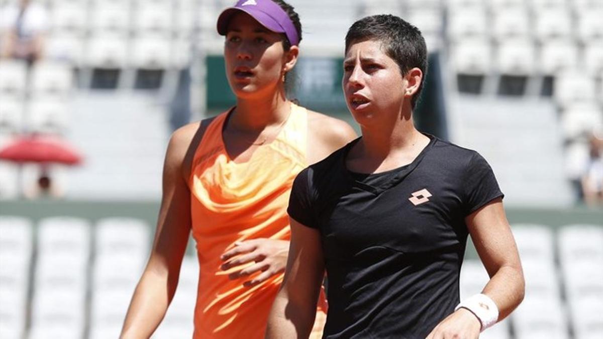 Suárez (derecha) y Muguruza, en el pasado torneo de Roland Garros.