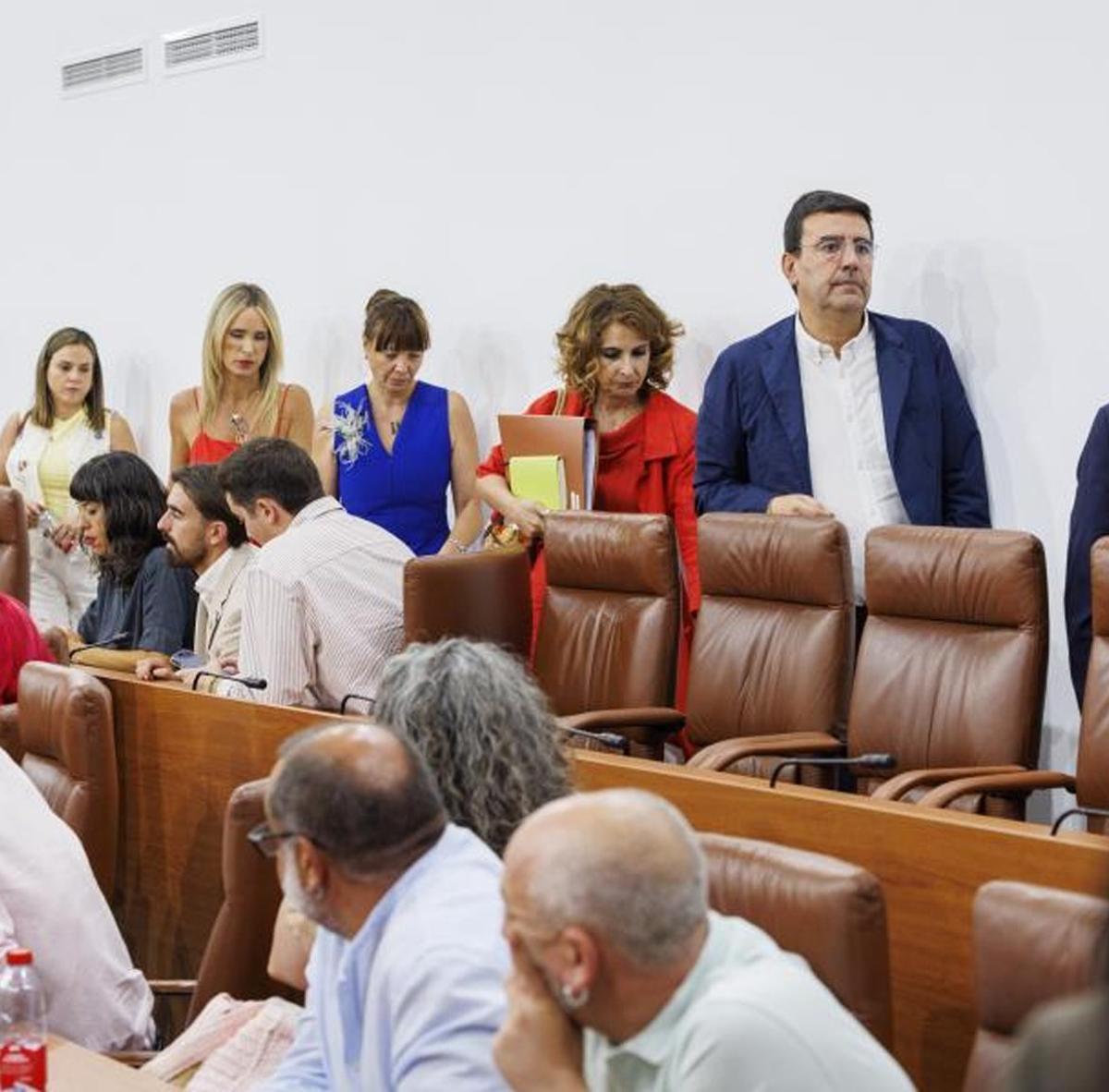 Los diputados del PSOE abandonando sus escaños. | JULIO MUÑOZ / EFE