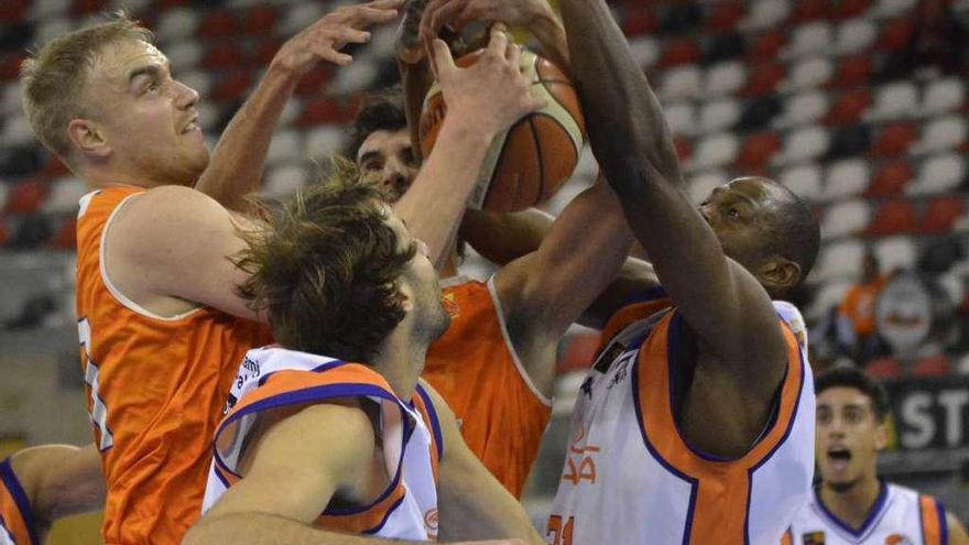 Trevor Cooney pelea con los jugadores de Palencia en el partido de ida en Riazor.