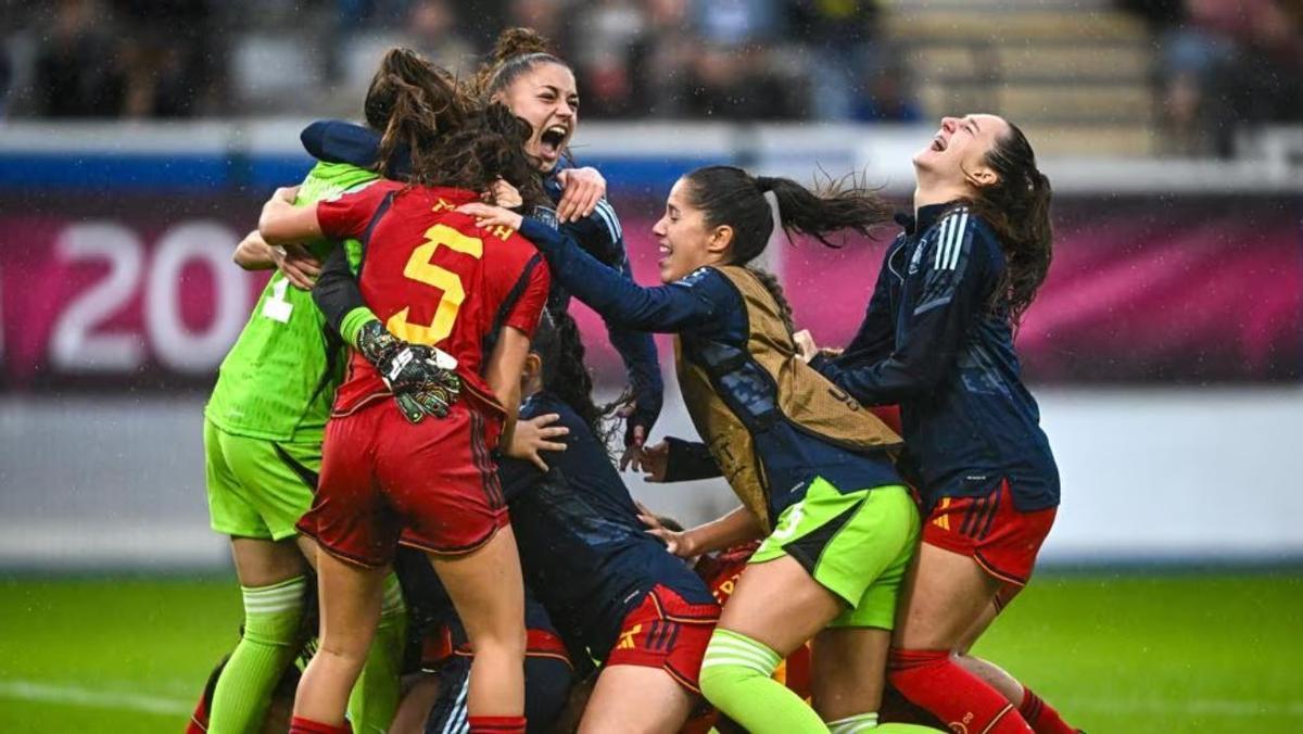 Las jugadoras de España celebran su triunfo en la final del Europeo.