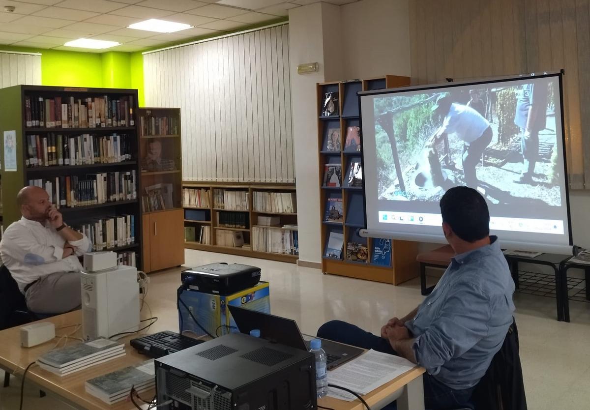 El autor mostró documentales de la elaboración de la pasa en Calabria (los racimos, tras "l'escaldà", se cuelgan) o Afganistán