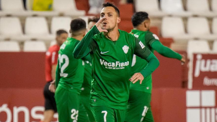 A falta de delanteros, Óscar Plano se convierte en el máximo goleador del Elche