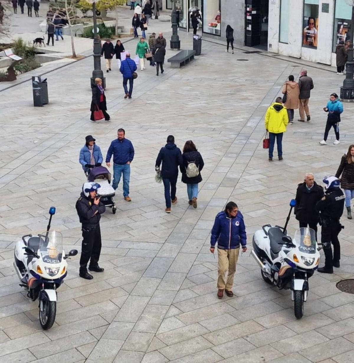 Las motocicletas y sus pilotos en la plaza de Galicia, ayer. |   //  M. MÉNDEZ