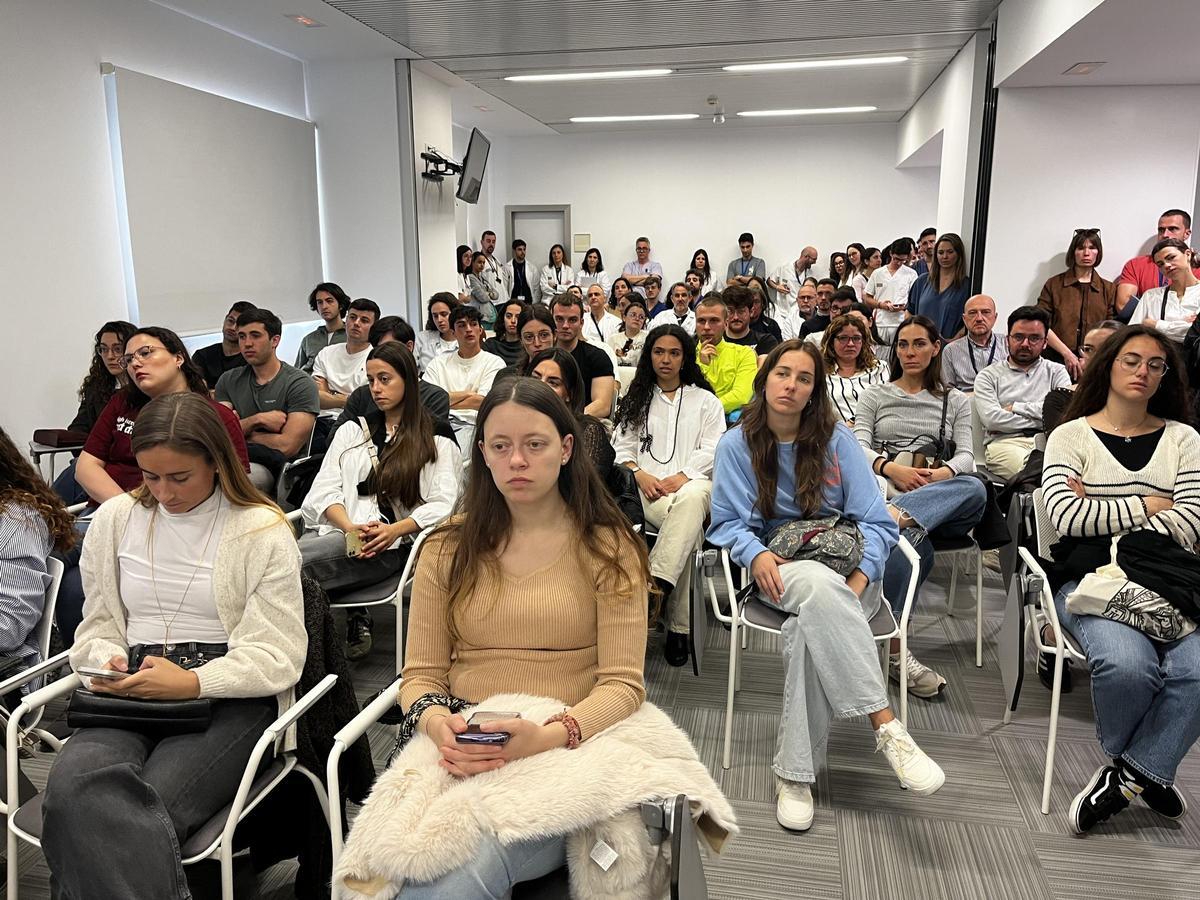 Los futuros MIR se informan de las opciones que ofrece el hospital de Manises.