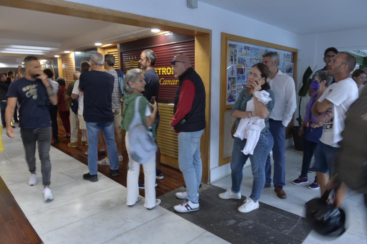 Los socios del Metropole votan la moción de censura