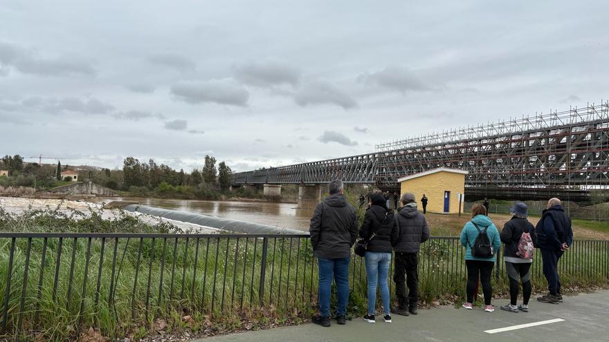 Un objeto extraño en el río Guadiana llama la atención de los vecinos de Mérida