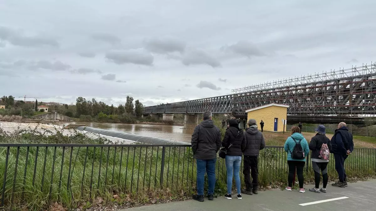 La presencia de un objeto extraño en el río Guadiana inquieta a vecinos de Mérida
