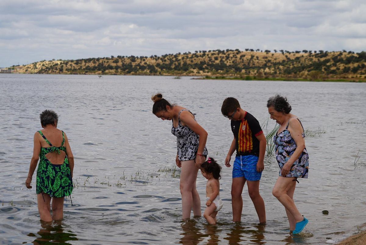 Bañistas en la playa de La Colada este sábado.