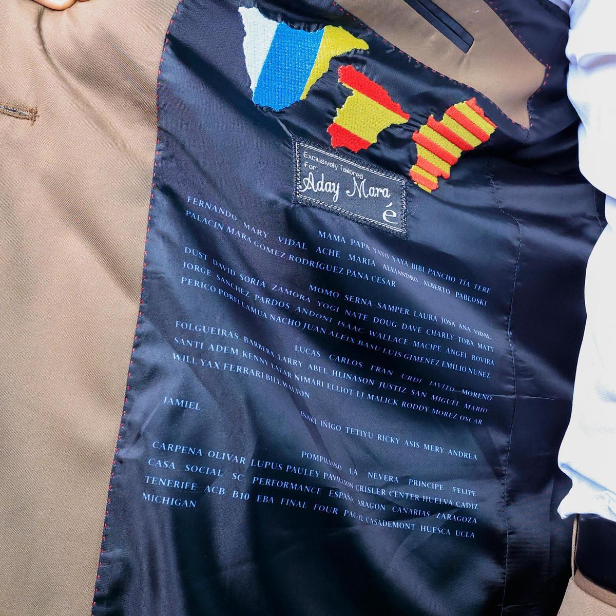 El interior de la chaqueta de Aday Mara en el Draft.