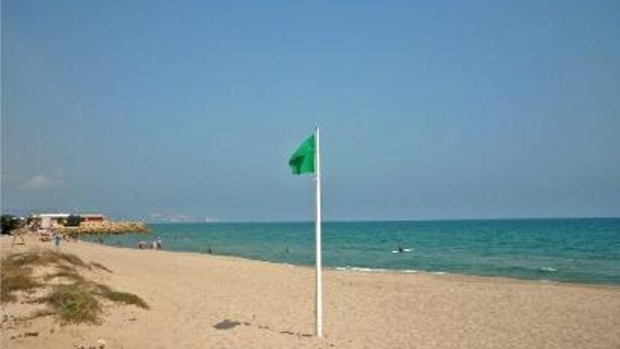 La bandera verde volvía a ondear ayer de nuevo en la playa del Brosquil de Cullera.