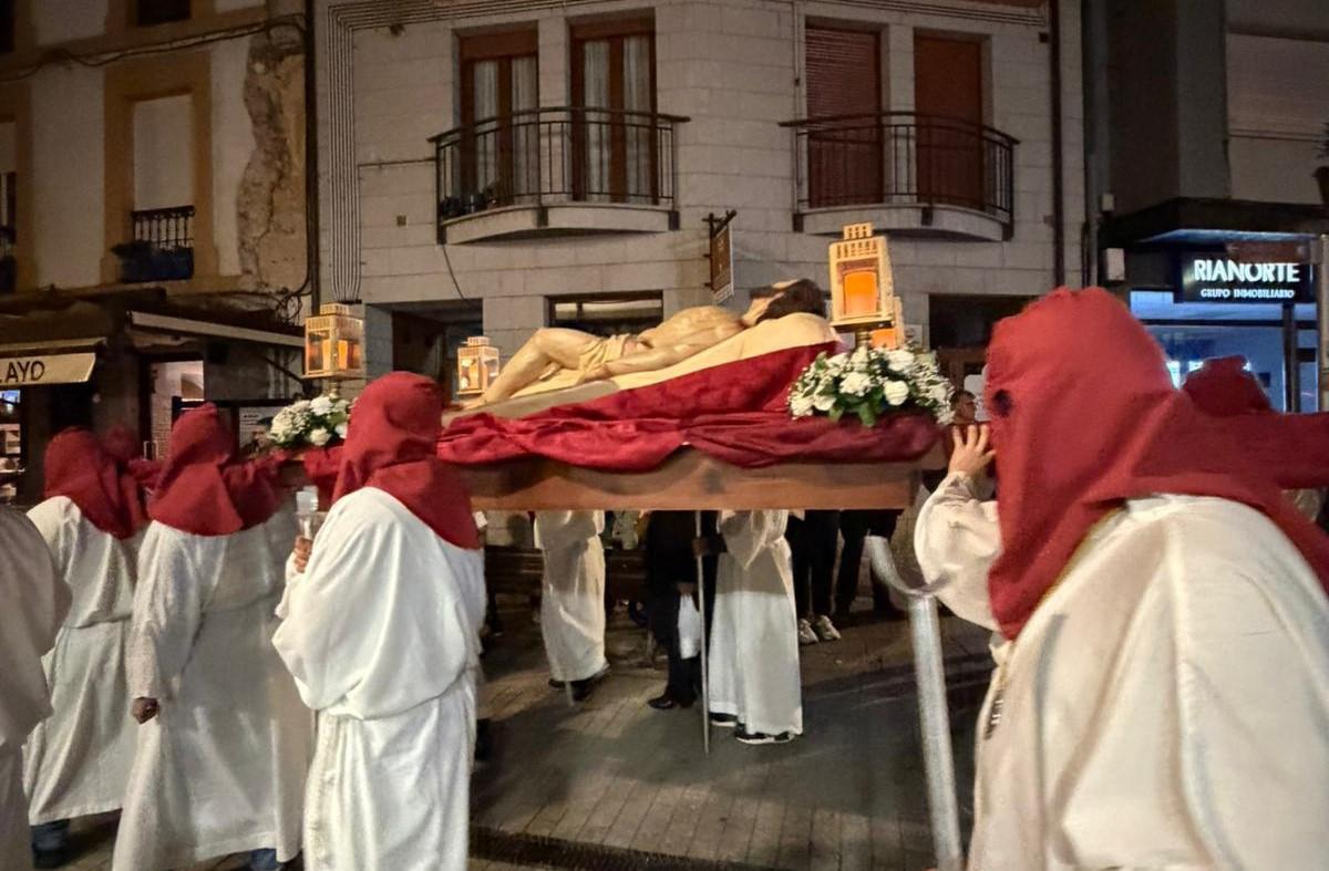 En imágenes: Así fue la procesión de La Soledad, en Cangas de Onís En imágenes: Así fue la procesión de La Soledad, en Cangas de Onís