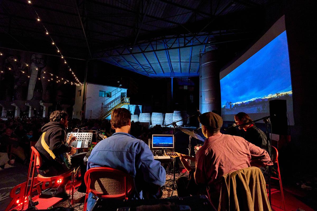 Club del Río interpretando la banda sonora de 'Nomadland'.