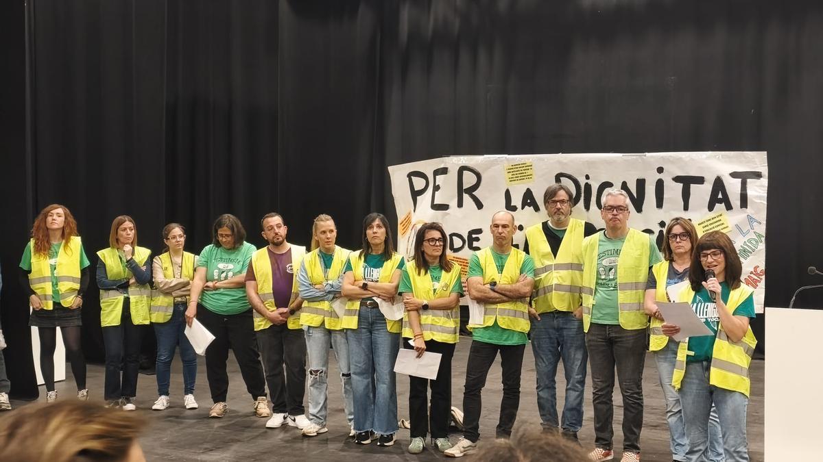 Profesores que han participado en la reunión celebrada en la Sala Gomis.