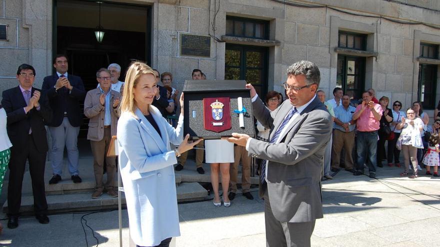 La directora xeral de Administración Local, Marta Fernández-Tapias, entrega el escudo de Redondela al alcalde, Javier Bas. / FdV