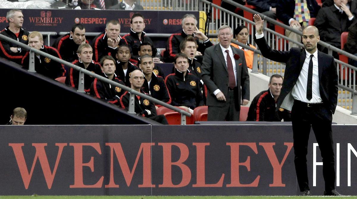 Los entrenadores del FC Barcelona y del Manchester United, Pep Guardiola y Alex Ferguson, de pie, durante la final de la Champions de 2011.