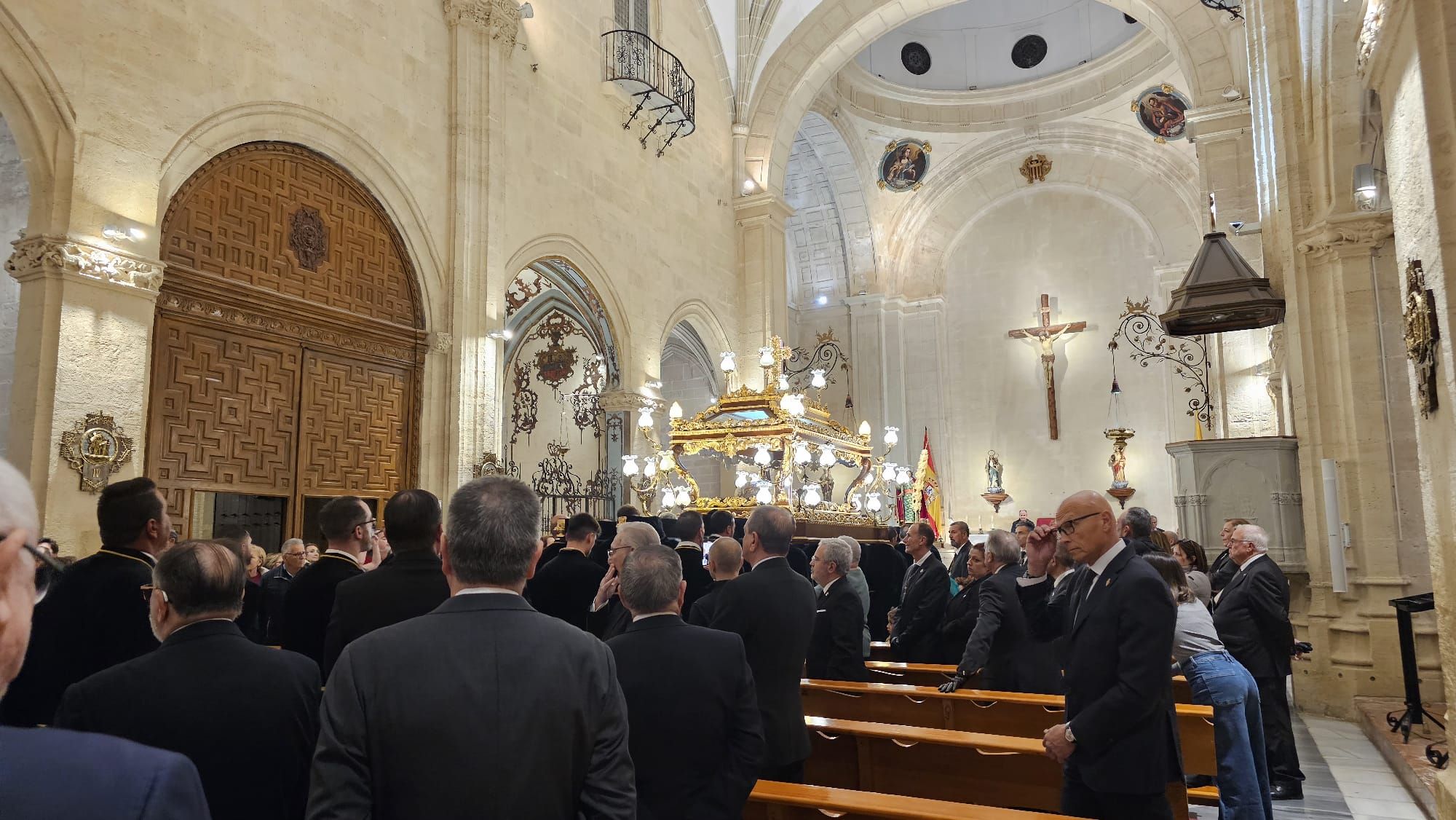 La procesión más corta y traslado de imágenes del Santo Entierro en Orihuela