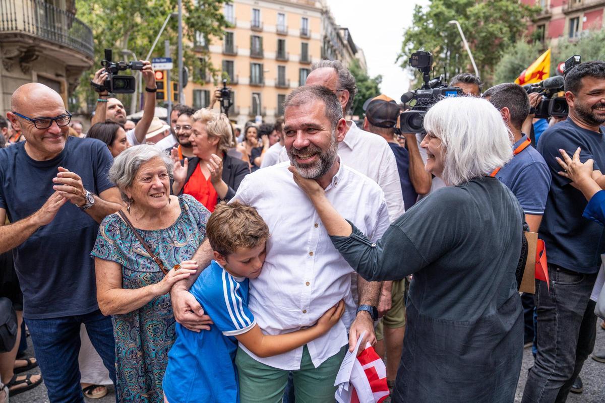 Acto de Omnium Cultural para recibir a Ruben Wagensberg, Oleguer Serra y el resto de personas que se marcharon a Suiza