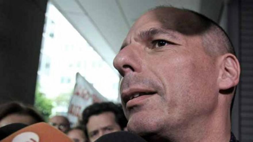 Varoufakis no hace declaraciones sobre el 'corralito' a su llegada al Ministerio de Finanzas
