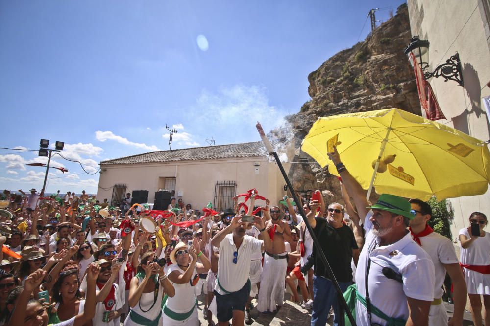 La ermita de San Roque congrega a decenas de personas para comenzar los festejos patronales y de Moros y Cristianos