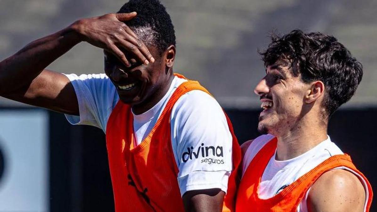 Umar Sadiq y Diego López, en una imagen del último entrenamiento de la semana