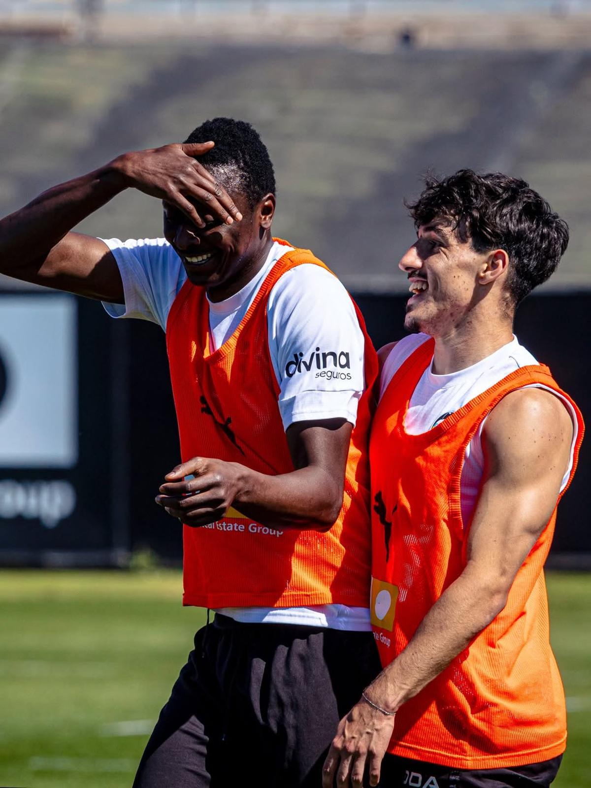 Umar Sadiq y Diego López, en una imagen del último entrenamiento de la semana