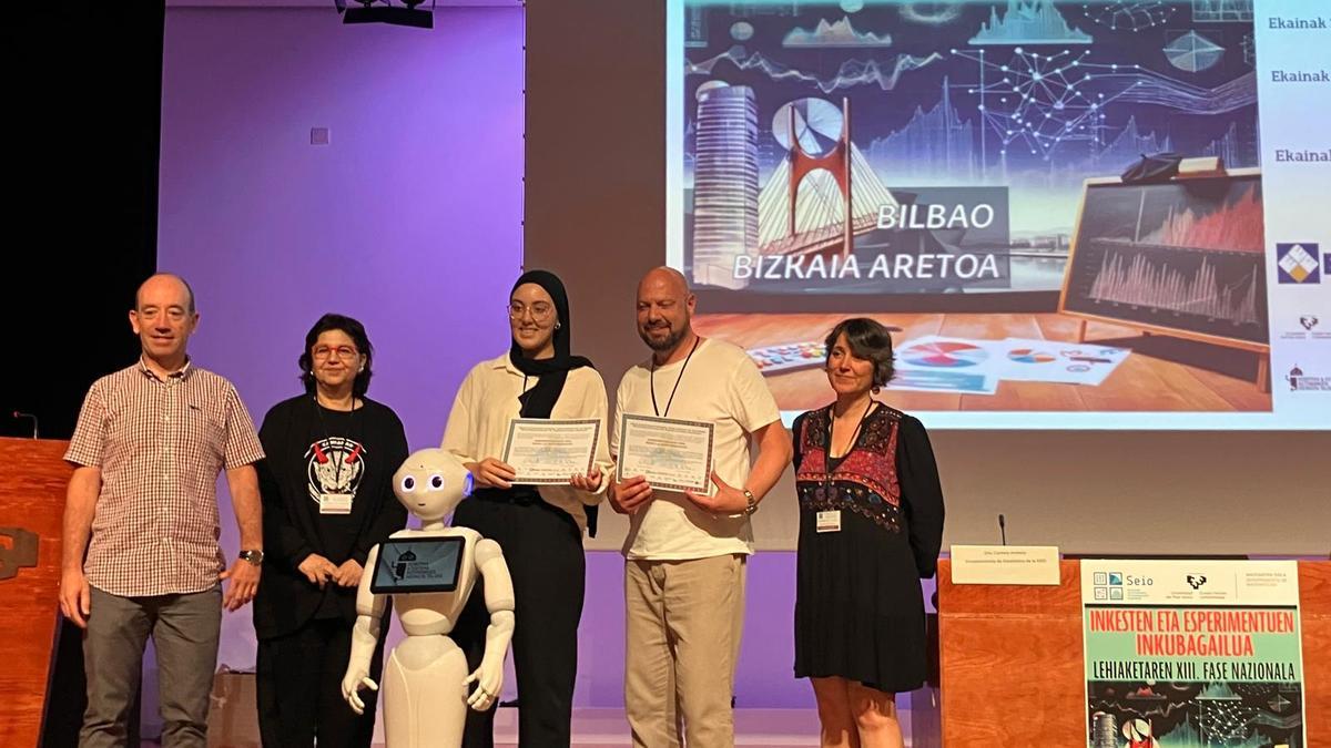 Yousra Saidi recogiendo el premio a la mejor presentación en Bilbao.