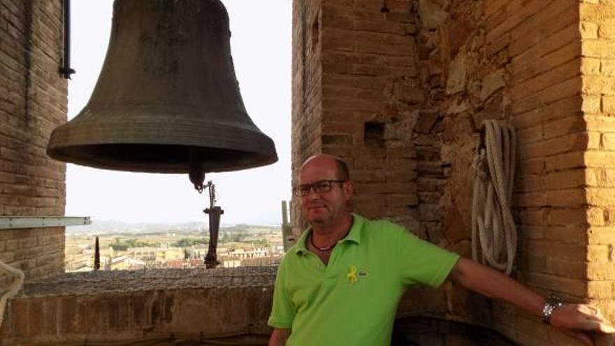 El campaner de Santpedor, Jordi Espinalt, dalt del campanar de l&#039;església Sant Pere d&#039;Or del poble