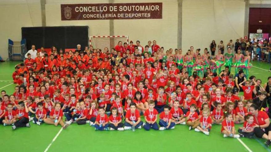 Los participantes en las Escolas Deportivas Municipales de Soutomaior, en la fiesta de clausura. // FdV